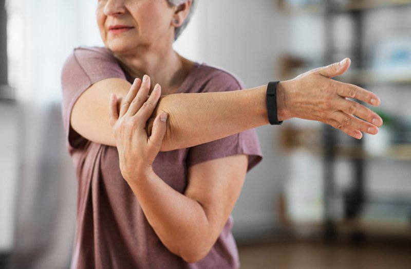 Klant staat in kamer en bukt door knieën
