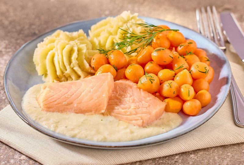 Maaltijd met zalm staat op tafel