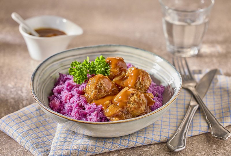 Maaltijd met rode kool staat op tafel