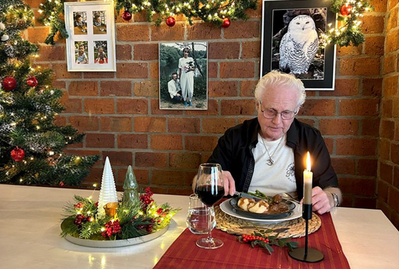 Klant zit aan tafel en eet een kerstmaaltijd