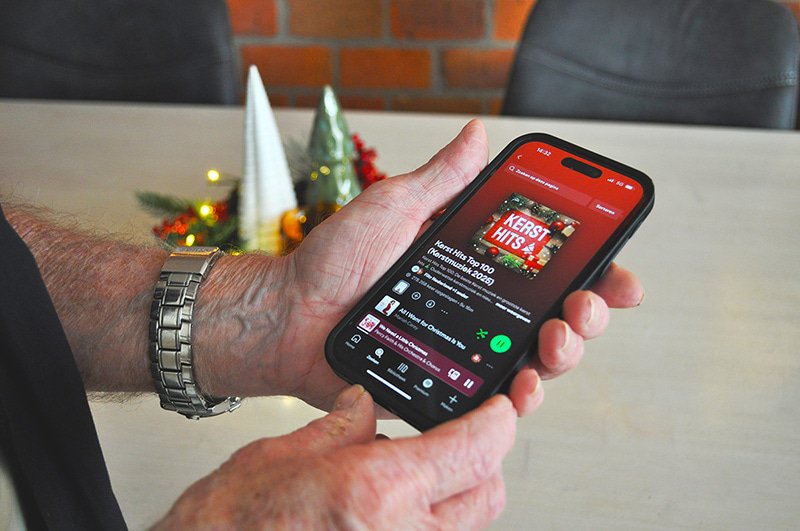 Gezellige kersttafel met muziek en decoratie