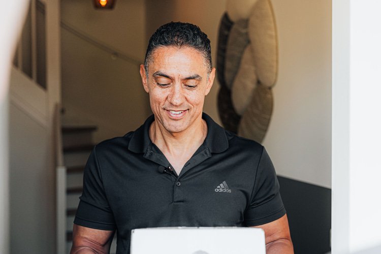 Duco Bauwens neemt maaltijden aan bij de voordeur