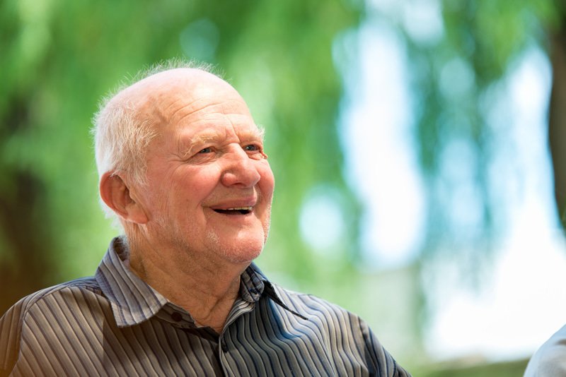 Lachende meneer de Vries