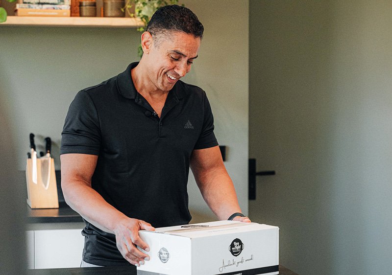 Duco Bauwens staat in de keuken met een Vers aan Tafel doos