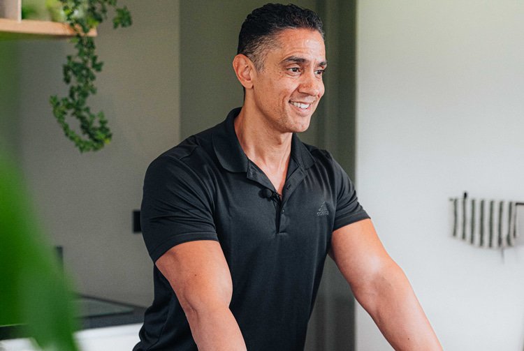 Duco Bauwens doet een oefening in de keuken