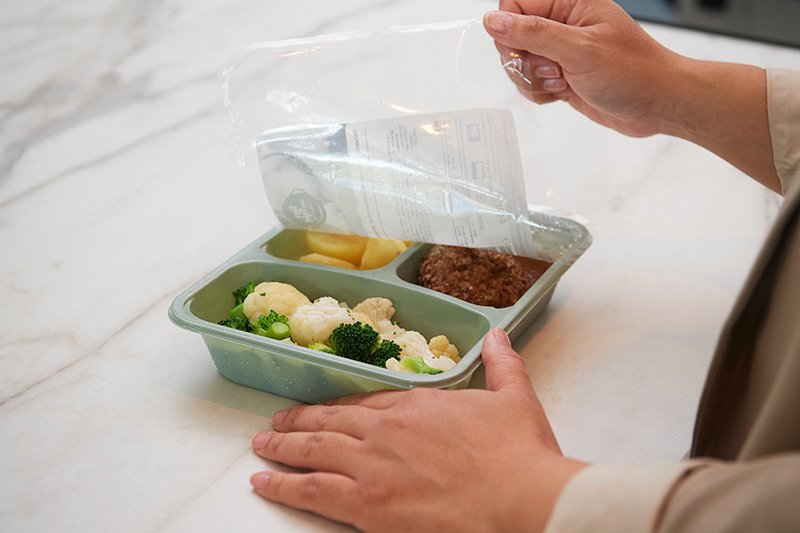 Stap 4 maaltijd bereiden: maaltijd verwarmen en folie verwijderen