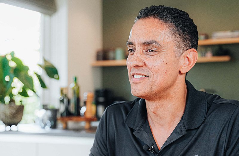 Duco Bauwens kijkt lachend voorbij de camera