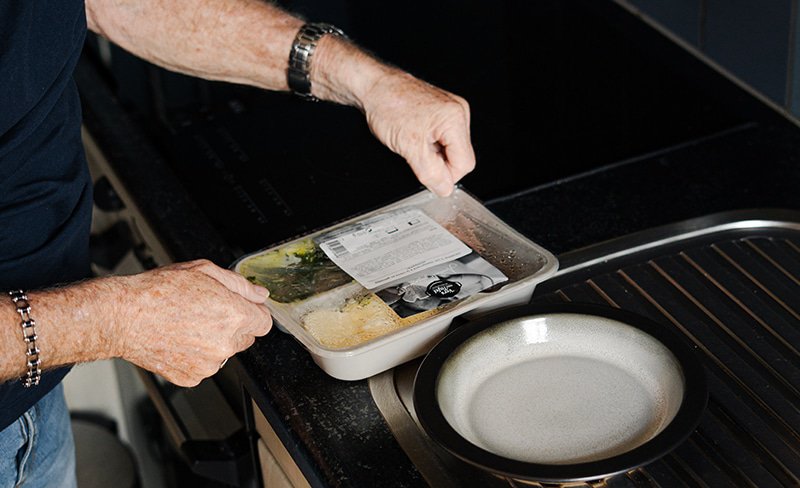 Klant opent de verpakking van een maaltijd