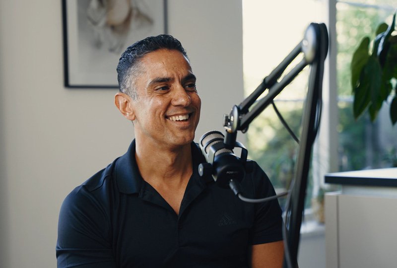 Duco Bauwens zit achter een microfoon