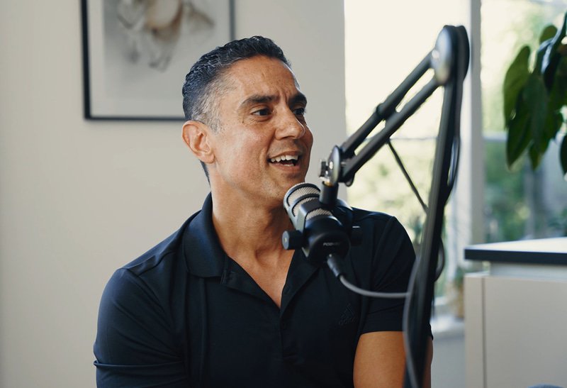 Duco Bauwens zit achter een microfoon