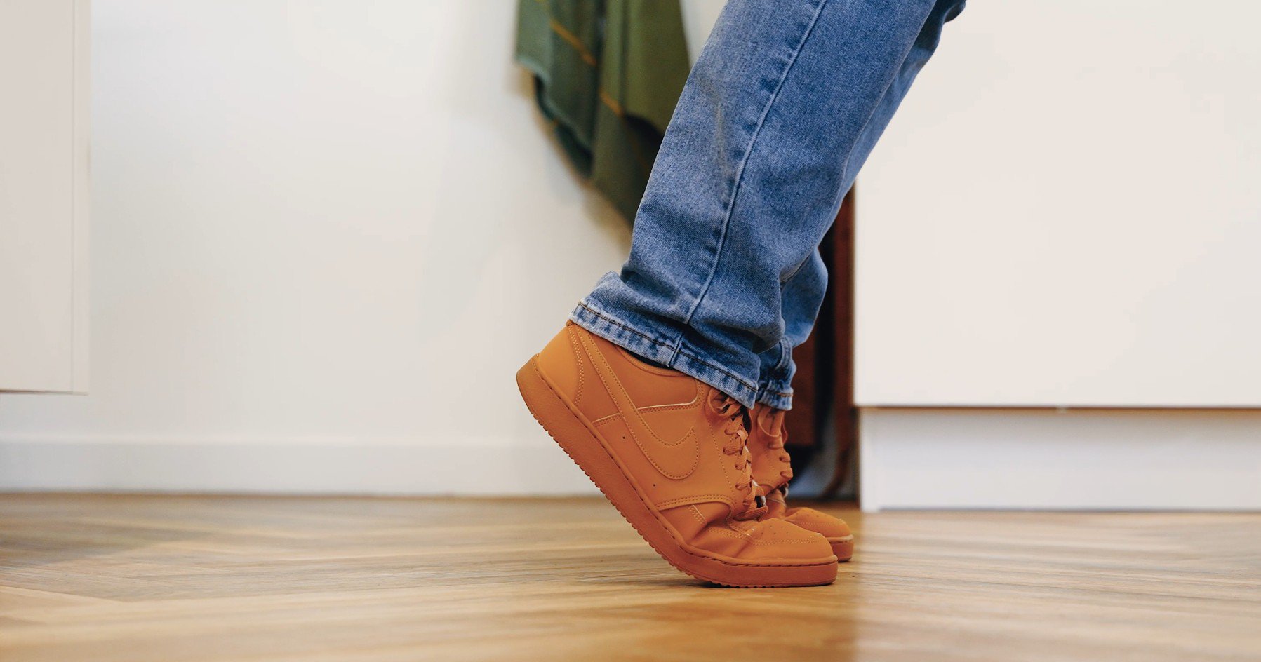 Iemand die op zijn tenen staat