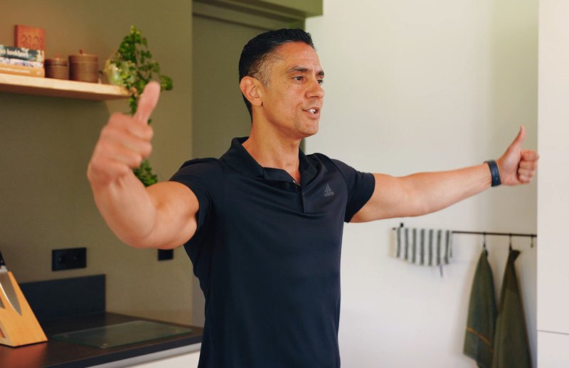 Duco Bauwens doet oefeningen in de keuken
