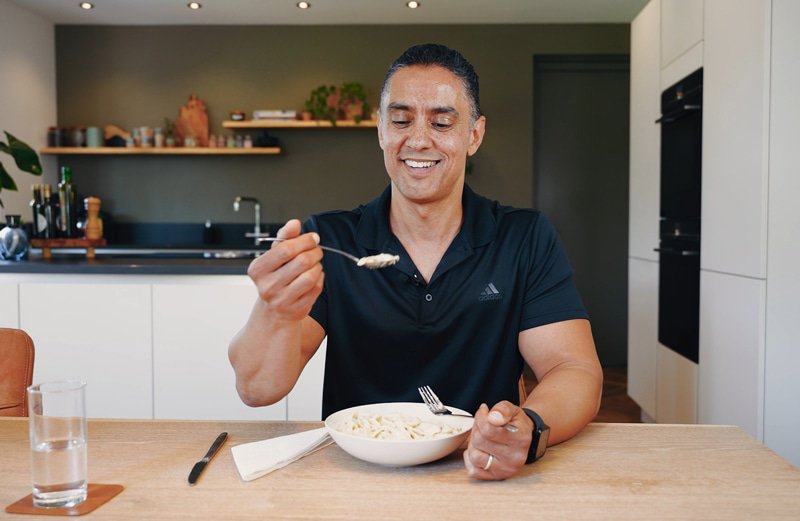 Duco Bauwens zit aan tafel en eet een maaltijd